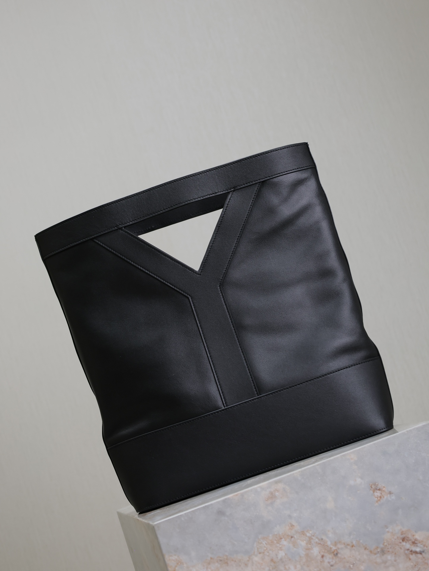 Yves Saint Laurent Y Tote  Bag In Black Leather