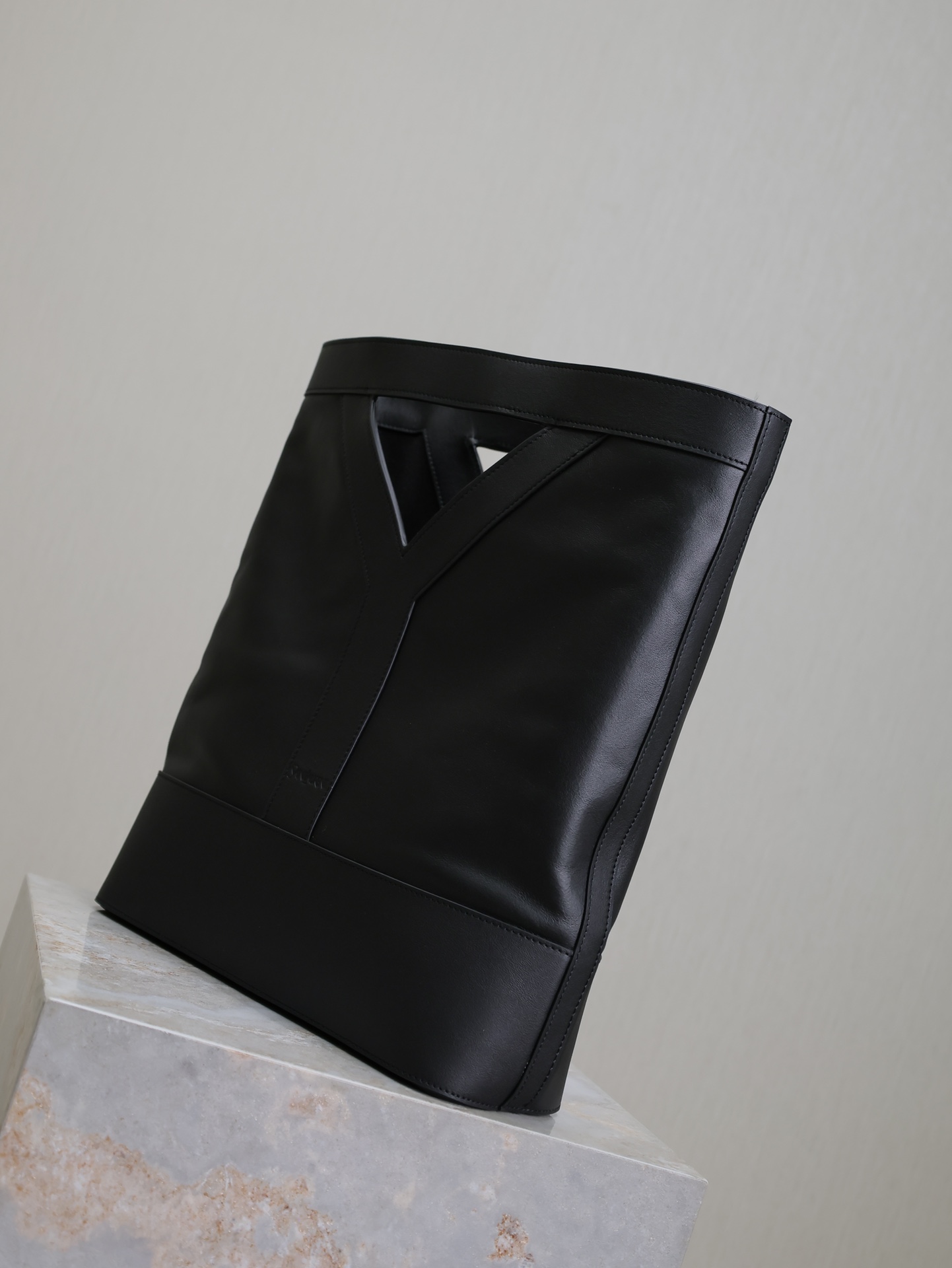 Yves Saint Laurent Y Tote  Bag In Black Leather