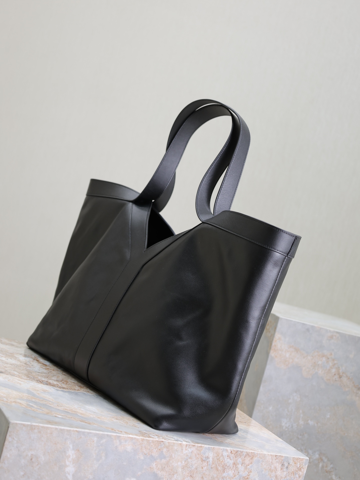 Yves Saint Laurent Y Tote Shopping Bag In Leather Black